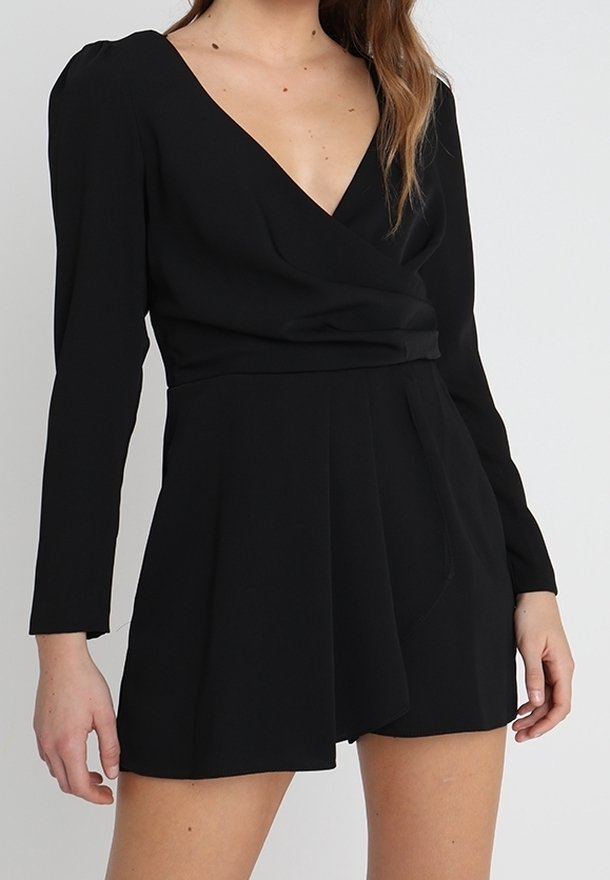 Mono negro de manga larga con escote en V profundo, falda plisada y un cuerpo ajustado realizado en tejido suave.