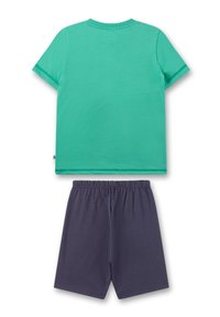 Grünes kurzärmliges T-Shirt mit Rundhalsausschnitt, kombiniert mit dunkelgrauen Shorts mit elastischem Bund, beide aus weichem Baumwollmaterial.