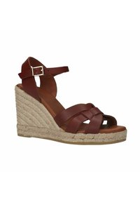 Bruine leren wedge sandalen met een geweven jute plateau, voorzien van kruislings gespen en een gesp rondom de enkel.