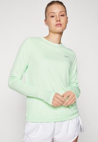 Nike Performance PACER CREW - Topper langermet - vapor green/reflective silver