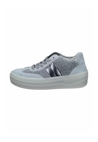 Grijze sneakers met een bovenwerk van suède en textiel, zilveren streepdetails, vetersluiting en een dikke witte rubberen zool.