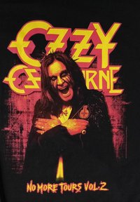 Mann med langt hår, svart sminke og sammenkryssede armer gestikulerer rocke-tegnet; fet gul og rød tekst "Ozzy Osbourne No More Tours Vol. 2" bak.