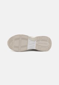 Tommy Hilfiger CHUNKY RUNNER VENTILE - Sportcipő - stone