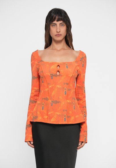 Langärmelig oranje getailleerd topje met vierkante halslijn en een centrale sleutelgatdetail. Heeft een textuurpatroon van bloemen in tinten van grijs en blauw.