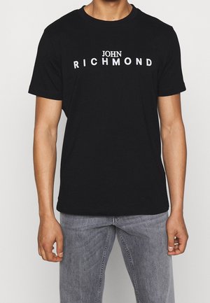 T-shirt nera a maniche corte con la scritta "JOHN RICHMOND" stampata in bianco sul davanti. Realizzata in morbido cotone, offre una vestibilità classica e collo rotondo.