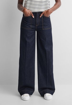 GAP, GAP X A.P.C. HIGH RISE STRIDE JEANS - Pernera ancha - rinse renatta