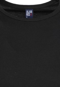 Zwarte katoenen t-shirt met een ronde hals, ribgebreide halslijn en een label "ALAN RED" van maat M. Gladde textuur en uniforme kleur.