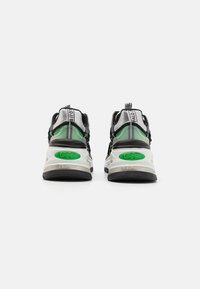 Buffalo TRIPLET HOLLOW - Tenisice - black/silver/green