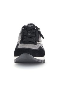 Zwart en grijs sportschoen met een getextureerde suede en mesh bovenkant, veter- en ritsluiting, en een duurzame rubberen zool.