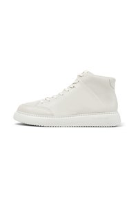 Zapatilla alta de cuero blanco con costuras tonales y punta redonda, que presenta una suela de goma texturizada y un diseño minimalista.