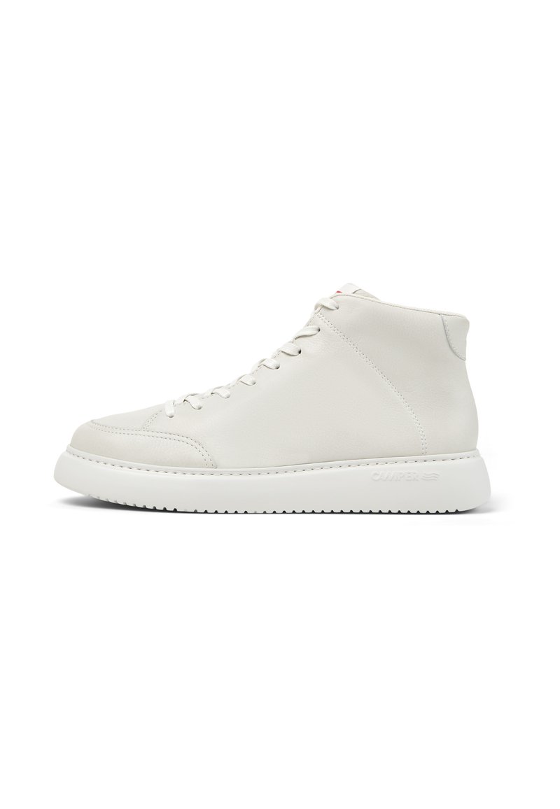 Zapatilla alta de cuero blanco con costuras tonales y punta redonda, que presenta una suela de goma texturizada y un diseño minimalista.