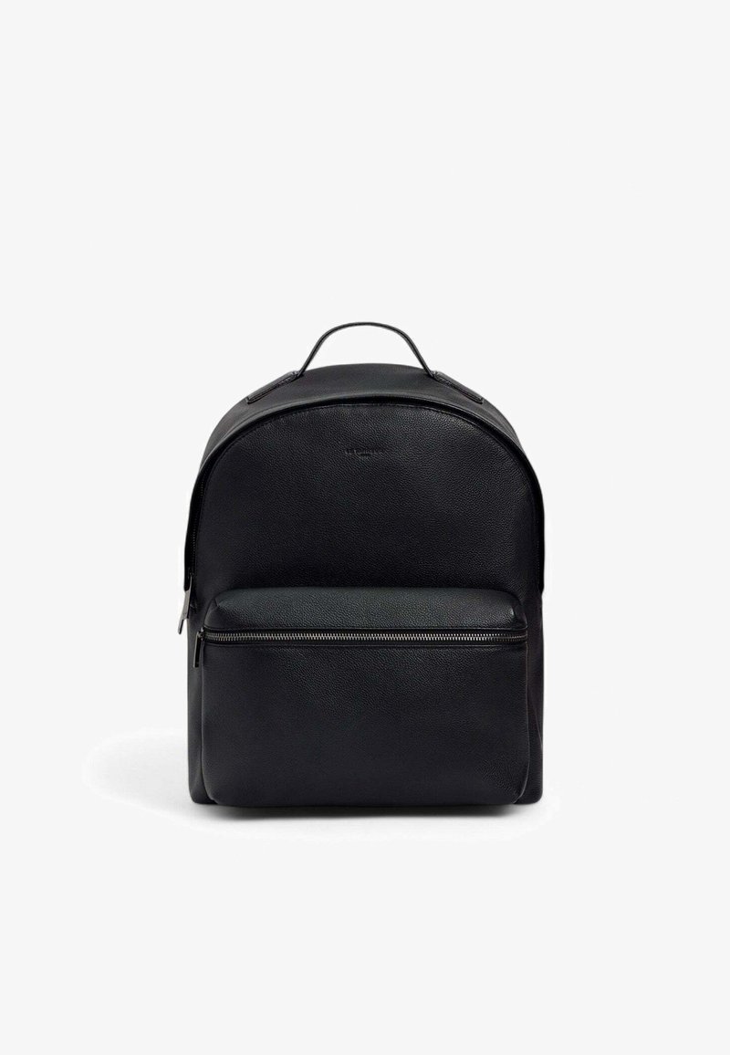 Sac à dos en cuir noir avec un dessus arrondi, une poche zippée à l'avant et une poignée supérieure. Surface texturée et design minimaliste. Fermetures éclair lisses.
