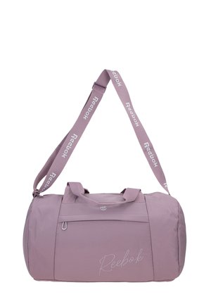 Bolsa tipo duffel Reebok de color morado claro con correa de hombro ajustable y doble asa, bolsillo frontal con cremallera y logotipo de Reebok en el frente y en la correa.