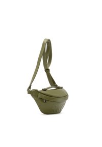 Sac d'épaule en cuir vert de forme arrondie, détail de logo embossé, et bandoulière réglable. Surface texturée avec une finition brillante.