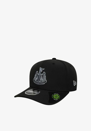 Schwarze, eng anliegende Kappe aus Stoff mit glatter Textur. Sie verfügt über ein silbernes, gesticktes Logo von Newcastle United auf der Vorderseite und einem flachen Schirm.