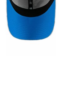 Blaues Baseballcap mit strukturiertem Design, schwarzer Unterseite und flachem Schirm. Verfügt über Nähte und ein graues Innenfutter.