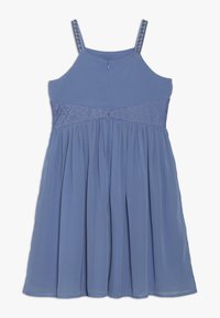 Jasnoniebieska sukienka bez rękawów z koronkowym wstawką w talii, plisowanym dołem i plecionymi ramiączkami. Z tyłu zapinana na suwak.