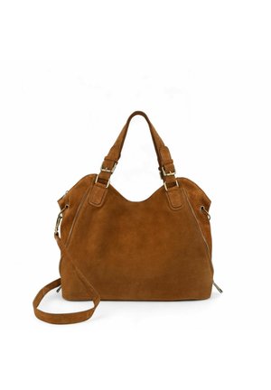 Sac à main en daim marron avec deux poignées courtes, boucles métalliques, fermetures éclair latérales et une longue bandoulière réglable sur fond blanc.
