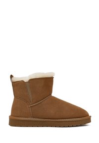 Braune Wildleder-Ankle Boots mit einem weichen weißen Schafsleder-Futter. Das Design verfügt über eine abgerundete Spitze und eine flache Gummisohle. Einfache Nähte setzen Akzente.