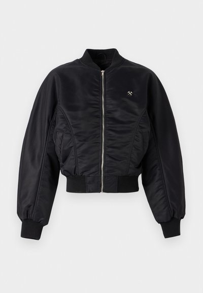 Schwarze Bomberjacke mit glänzender Satin-Oberfläche, Reißverschluss, gerippten Bündchen und Saum. Mit Seitentaschen und dezentem Logodetail auf der Brust.