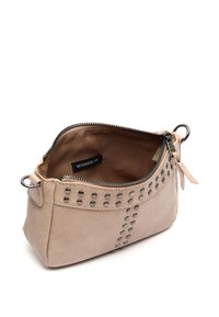 Borsa in pelle color tan con finitura testurizzata, dettagli borchiati lungo la parte superiore e chiusura a zip. Interno foderato in tessuto marrone.
