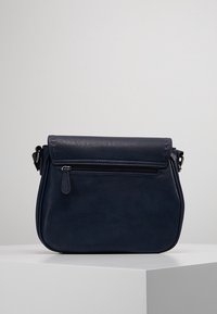 Borsa a spalla in pelle blu navy con chiusura a patta, tasca frontale con zip e tracolla regolabile. Texture liscia e forma strutturata.