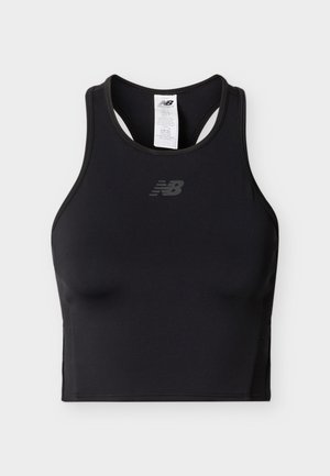 Brassière de sport New Balance noire à dos nageur avec logo au centre devant et étiquette d'instructions d'entretien à l'intérieur de l'encolure arrière.