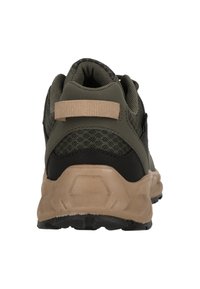 Zapatilla deportiva de color verde oliva con parte superior de malla, acentos negros y suela de goma beige. Cuenta con un tirador trasero para una fácil puesta.