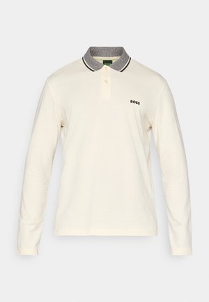 Polo de manga larga en algodón color blanco roto, con un cuello gris y detalles en negro, y un discreto logo bordado de "BOSS" en el pecho.