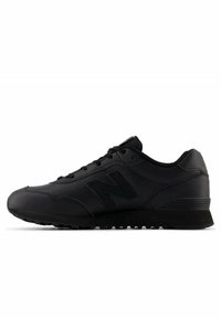 Scarpe sportive nere con tomaia in pelle liscia, colletto imbottito e suola testurizzata. Presentano un logo tonale e elementi di design minimali.