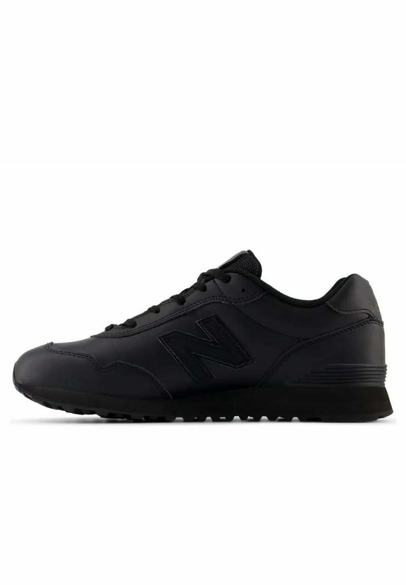 Scarpe sportive nere con tomaia in pelle liscia, colletto imbottito e suola testurizzata. Presentano un logo tonale e elementi di design minimali.