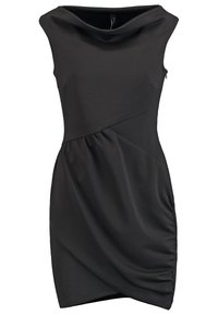 Robe noire sans manches avec un col drapé et un froncé asymétrique sur une jupe ajustée.