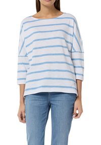 Lockere, dreiviertellange Bluse in Weiß mit blauen Horizontalstreifen, ausgestattet mit weitem Ausschnitt und weichem, leichtem Material.