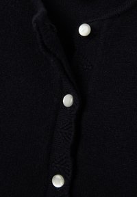 Cardigan a maglia navy con collo alto, bordi scallop e cinque chiusure con bottoni bianchi, realizzato in un morbido tessuto testurizzato.