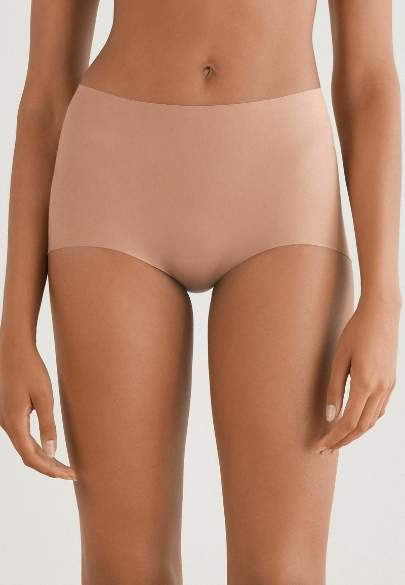 Beige hladké vysoké kalhotky s bezšvým designem. Mají široký pas a minimalistický styl, který poskytuje plné pokrytí.