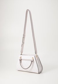 Borsa bianca con un design strutturato, caratterizzata da una tasca con zip, una tracolla grigia regolabile e dettagli in metallo dorato.