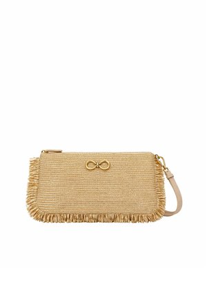 Clutch rettangolare beige intrecciata con bordo a frange, logo in metallo dorato al centro, cerniera superiore e cinturino da polso staccabile su sfondo bianco.
