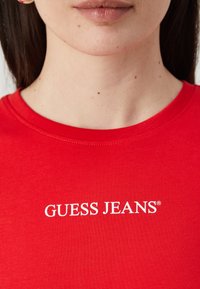 Guess Jeans SLIM LOGO EMB - Potiskana majica - cherry bloom