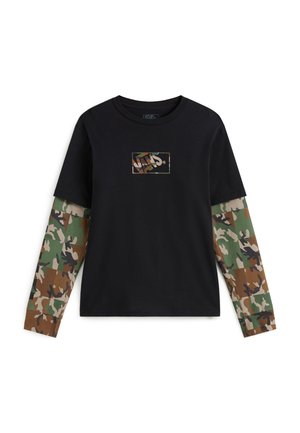 T-shirt noir à manches longues superposé avec un motif camouflage vert et marron sur les manches intérieures et un petit logo Vans camo sur la poitrine.