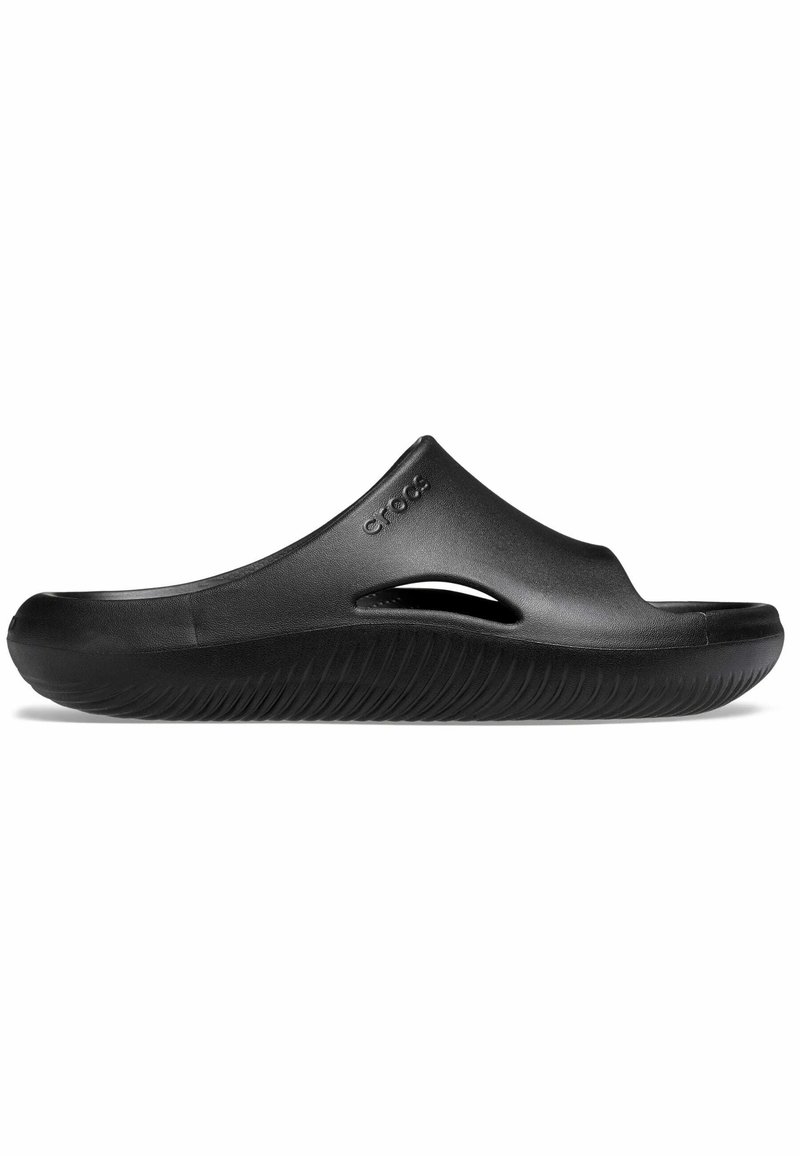 Sandale noire à enfiler avec bout fermé, côtés découpés, semelle texturée et logo "crocs" sur le dessus.