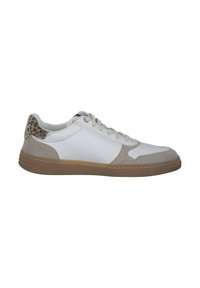 Sneakers bianchi in pelle con accenti beige e un tallone con stampa leopardata. Presentano una punta arrotondata, chiusura con lacci e una suola in gomma testurizzata.