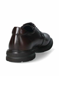 Chaussure en cuir marron avec une finition lisse, un bout arrondi et une semelle en caoutchouc noir. Présente un design à lacets simple et des accents minimaux.