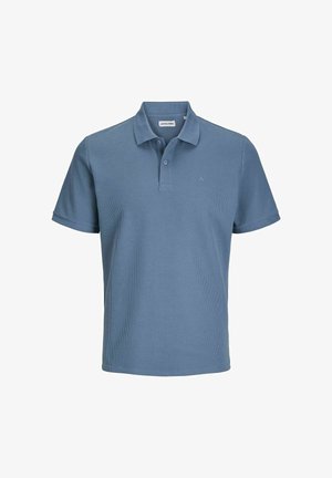 Polo blu in tessuto strutturato, con colletto classico, maniche corte e un piccolo logo sul petto.