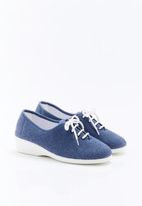 Scarpe di tessuto blu con lacci bianchi e suola in gomma bianca. Punta rotonda, texture liscia e design con tacco basso.