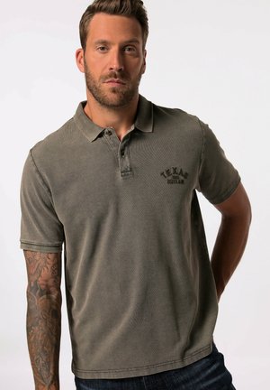 Oliwkowa koszulka polo wykonana z textured tkaniny, z obszernym zapięciem na dwa guziki oraz haftowanym logo "TEXAS 1880" na piersi.