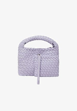 Vævet lavendel håndtaske med et rundt håndtag, der har en frontlomme med lynlås og en struktureret form. Glat tekstur og kompakt design.