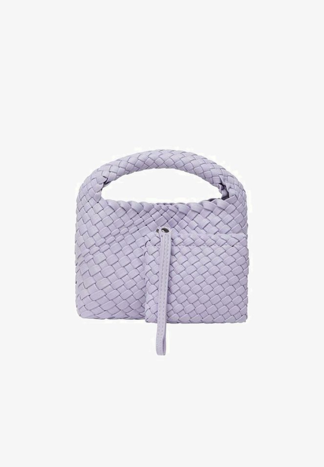 Gevlochten lavendel handtas met een ronde handgreep, met een steekzak aan de voorkant en een gestructureerde vorm. Soepele textuur en compact ontwerp.