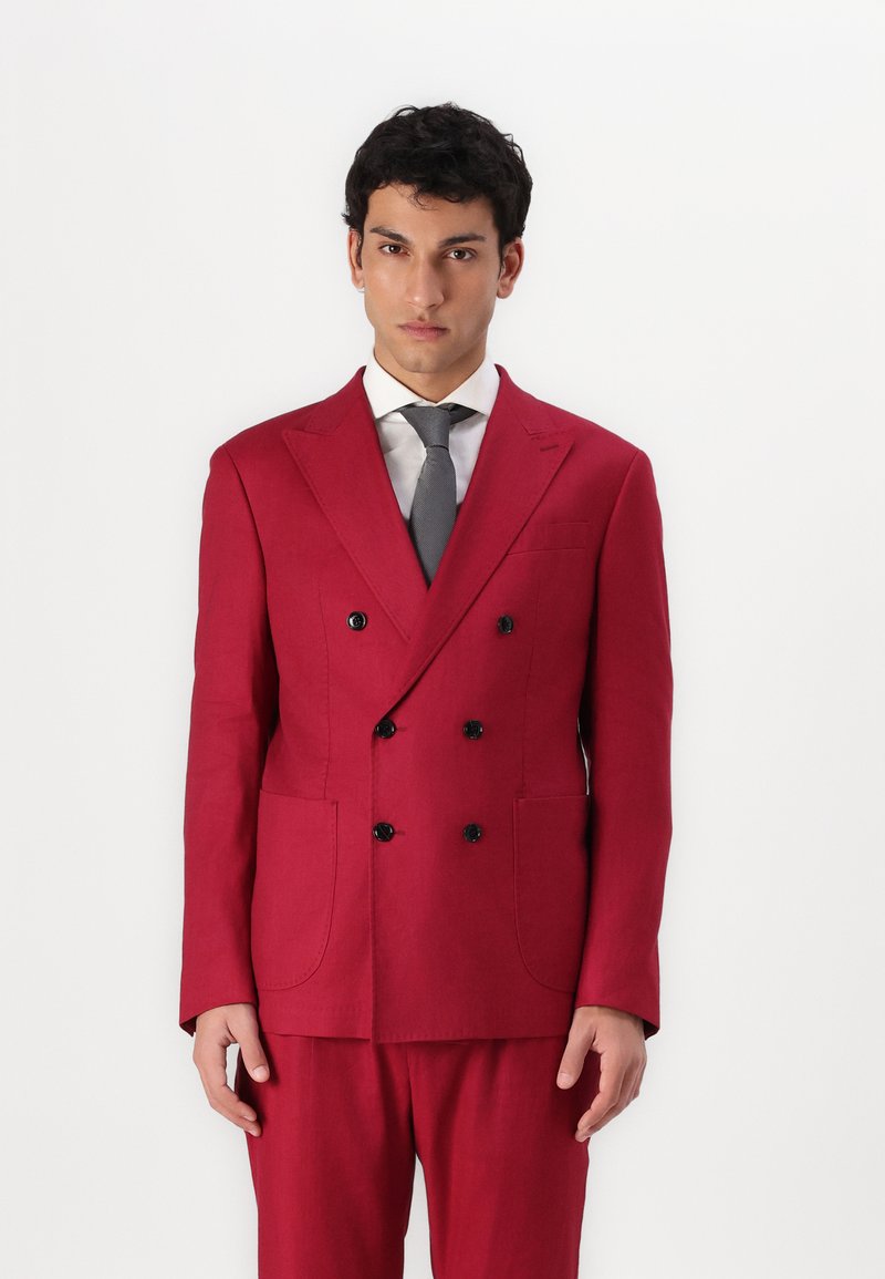 Costum roșu, cu două rânduri de nasturi, realizat dintr-un material ușor, având două buzunare frontale, nasturi negri și o pereche de pantaloni asortați. Finish texturat.