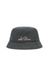 Cappello a secchiello grigio realizzato in tessuto morbido, con la scritta ricamata "Les Deux" in un colore più chiaro sulla parte anteriore, dotato di una visiera strutturata.
