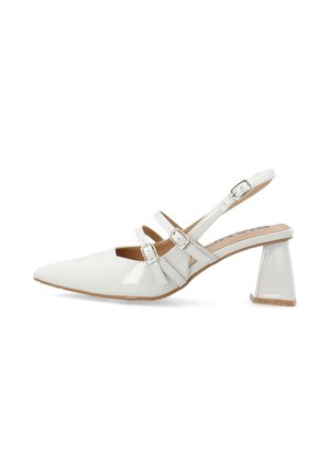 Zapato de salón slingback de charol blanco con puntera puntiaguda, dos tiras ajustables con hebilla y tacón de bloque.
